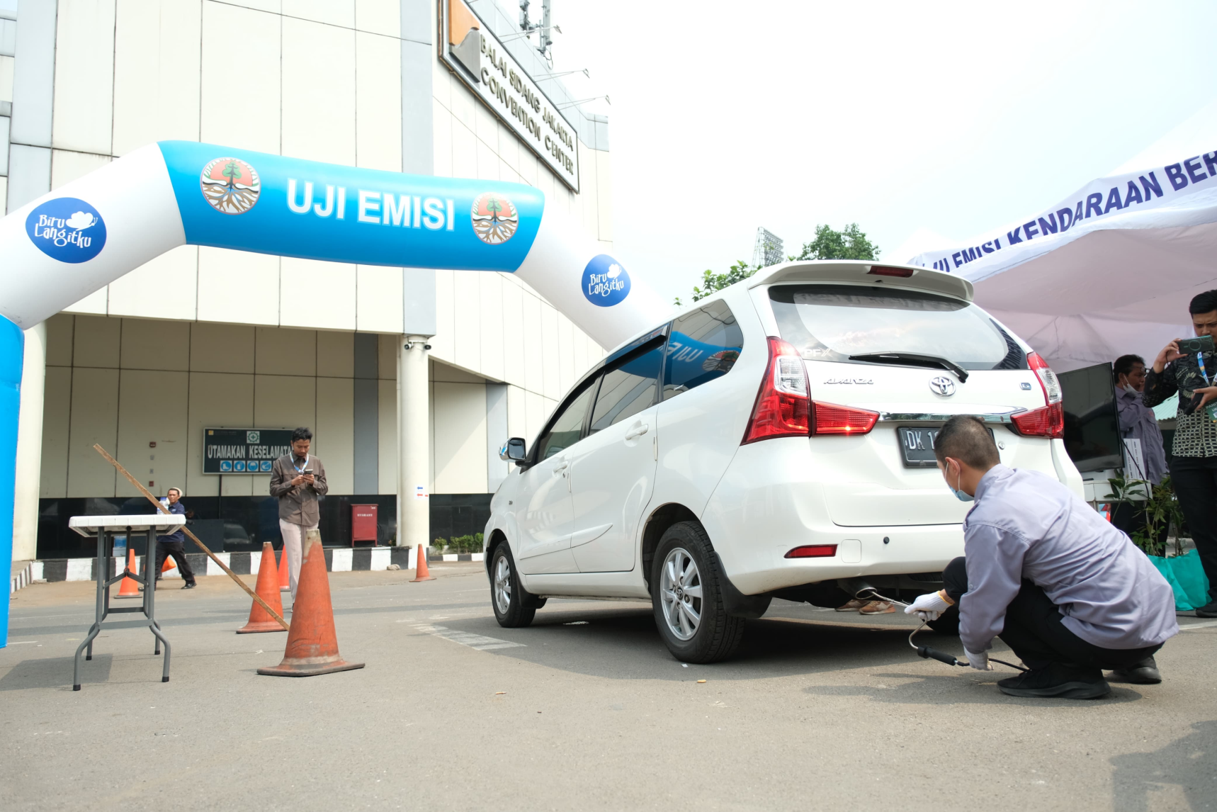 One Stop Service, KLHK Layani Uji Emisi dan Konversi Motor Listrik di Festival LIKE 2