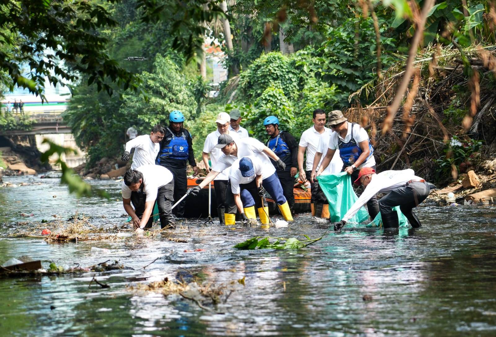 Terjun Langsung Bersihkan Sampah Kali Cipinang, Awali Gebrakan Menteri LH Atasi Pencemaran Sungai di Jakarta